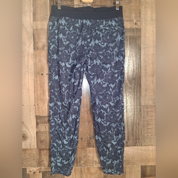 Athleta Trekkie North Jogger Ethereal Bloom Cottage Blue Floral Size 8 - Picture 4 of 6